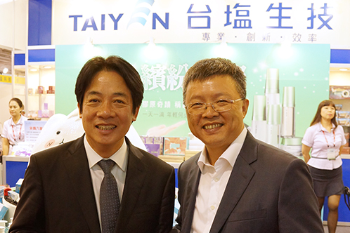 圖為總統賴清德（左）與台鹽綠能公司前董事長陳啟昱（右）於2016年9月的合照。圖/取自台鹽官網