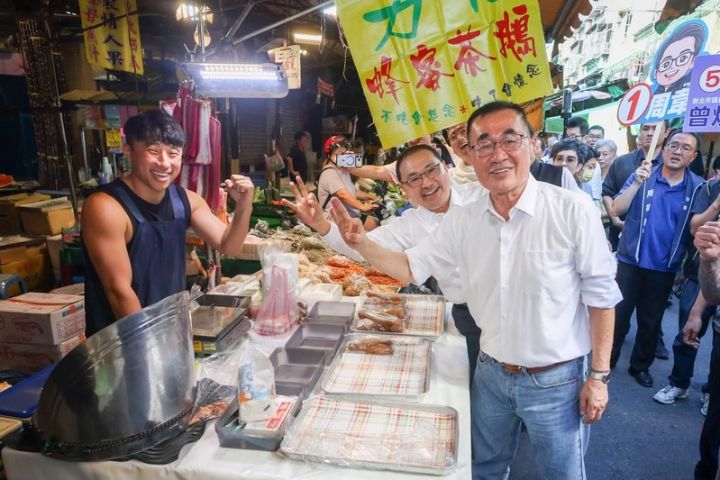 李四川(右)30日上午也與侯友宜(右後)合體掃街,展現國民黨新北市長選戰團隊整合氣勢。圖/取自李四川臉書