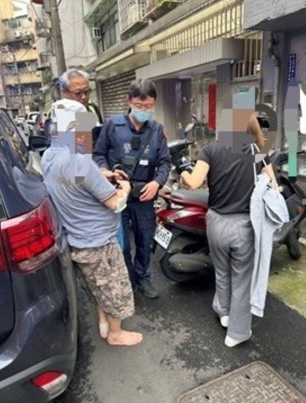 救護人員檢查後確認七旬翁無重大外傷，進行簡易包紮處理，並由3名員警陪同護送返家休息。圖/士林分局提供