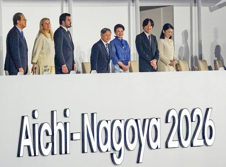 2026年愛知名古屋亞運19日晚間開幕典禮,日本天皇德仁(左4)與皇后雅子(右3)共同出席觀禮。圖/中央社
