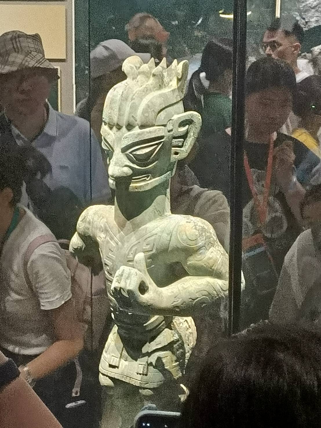 三星堆豎披髮青銅立人像,不但有肌肉,屁股還很翹,是個健身猛男。圖/記者簡立欣攝