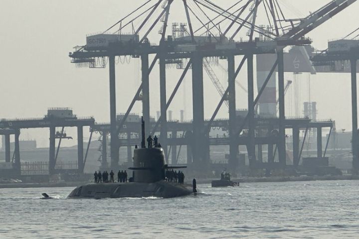潛艦國造原型艦海鯤艦繼29日首度潛航後,30日上午近10時再度駛出港區,至近海進行測試。圖/中央社