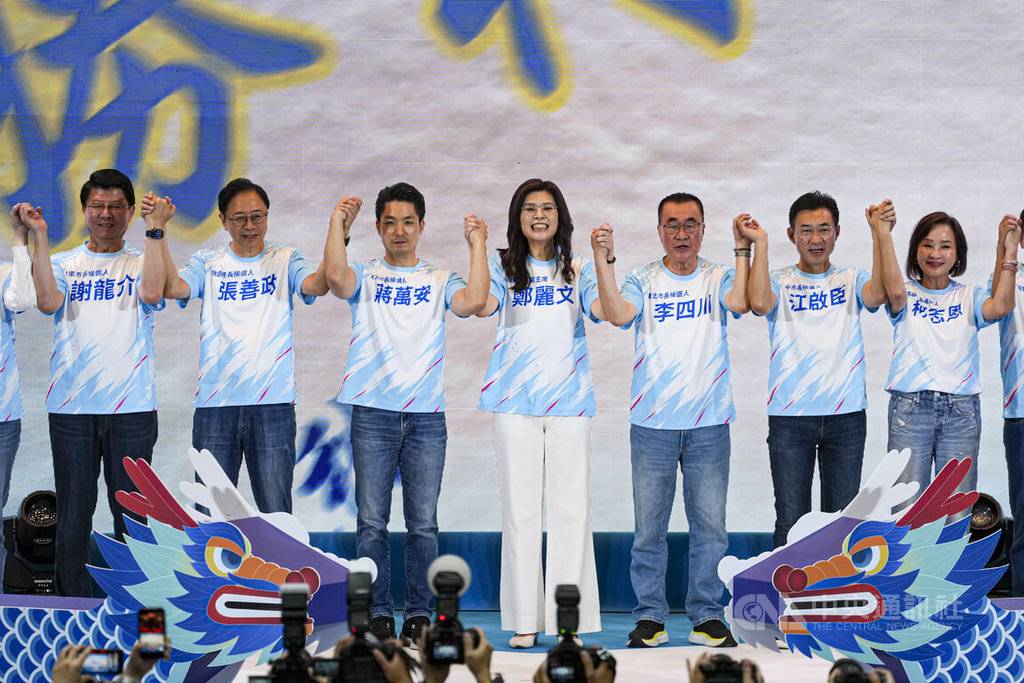 鄭麗文與國民黨六都縣市長參選人牽手高舉，齊喊口號展現團結氣勢。（圖／中央社記者鄭清元攝）