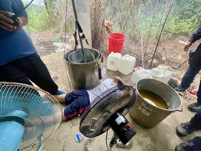 台南市警局刑警大隊破獲了一處藏匿於山區的製毒工廠，且在現場逮捕了正在製毒的兩名男子。圖/中央社