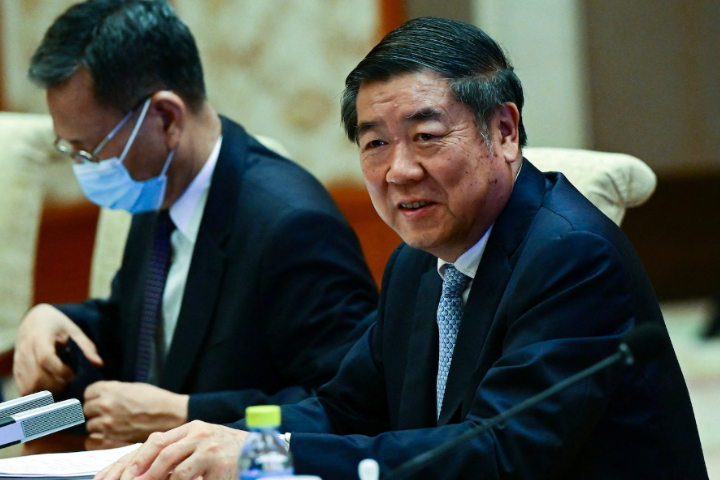 陸方先前派出國務院副總理何立峰在瑞典斯德哥爾摩與美方進行高層經貿會談。圖/取自新華社
