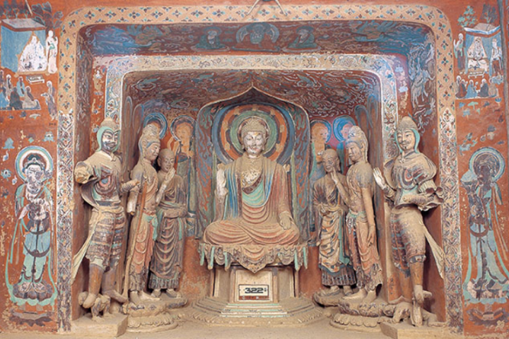 莫高窟第322窟除塑出十身弟子像，這些飛天身體輕盈，在土紅色背景和雲氣火焰紋的映襯下生氣勃勃。這是初唐佛龕與經變畫壁畫，此窟內具備唐代原製壁畫，主題包括說法圖與經變畫，是研究《經變》內容首選窟洞之一。圖／取自敦煌研究院