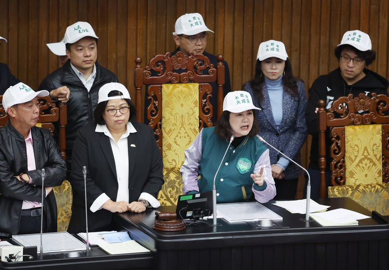 綠委藉口抗議游智彬直播霸占主席台癱瘓議事 黃捷還拍桌嗆韓國瑜