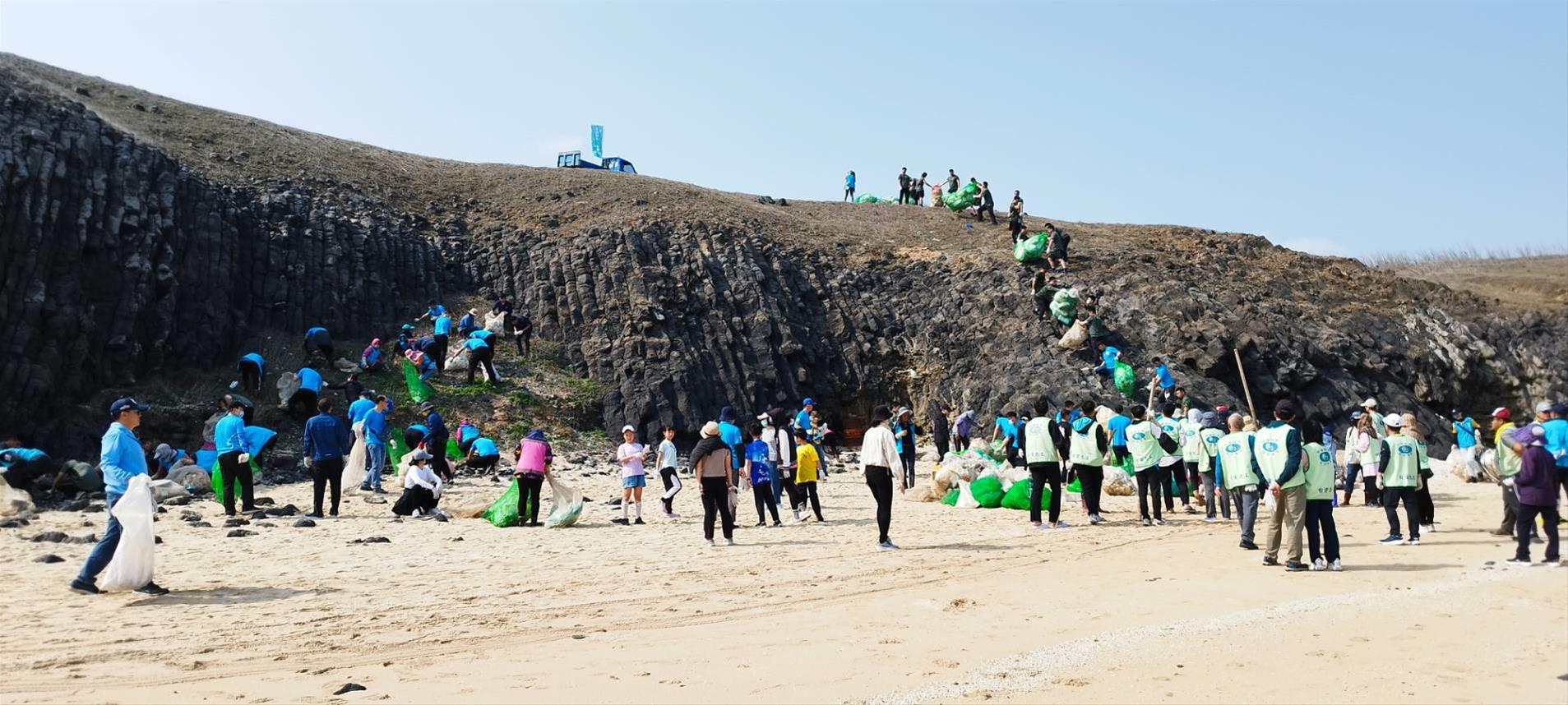 周日的淨灘活動共有約5百名志工參加。圖/澎管處提供
