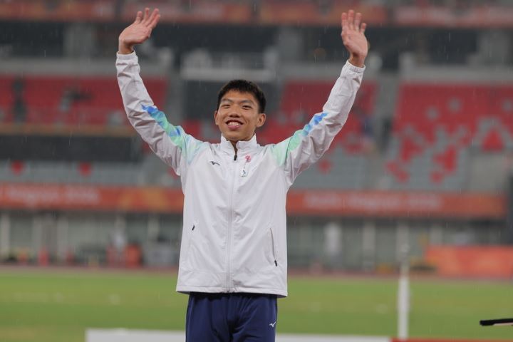  台灣好手林仲威（圖）28日在名古屋亞運田徑項目出戰，順利拿下男子400公尺跨欄銅牌，頒獎典禮上開心揮手致意。圖/中央社