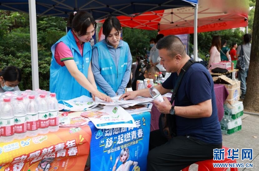 湖北移動「愛心服務站」為大學考生與家長提供服務。圖／取自上海長寧