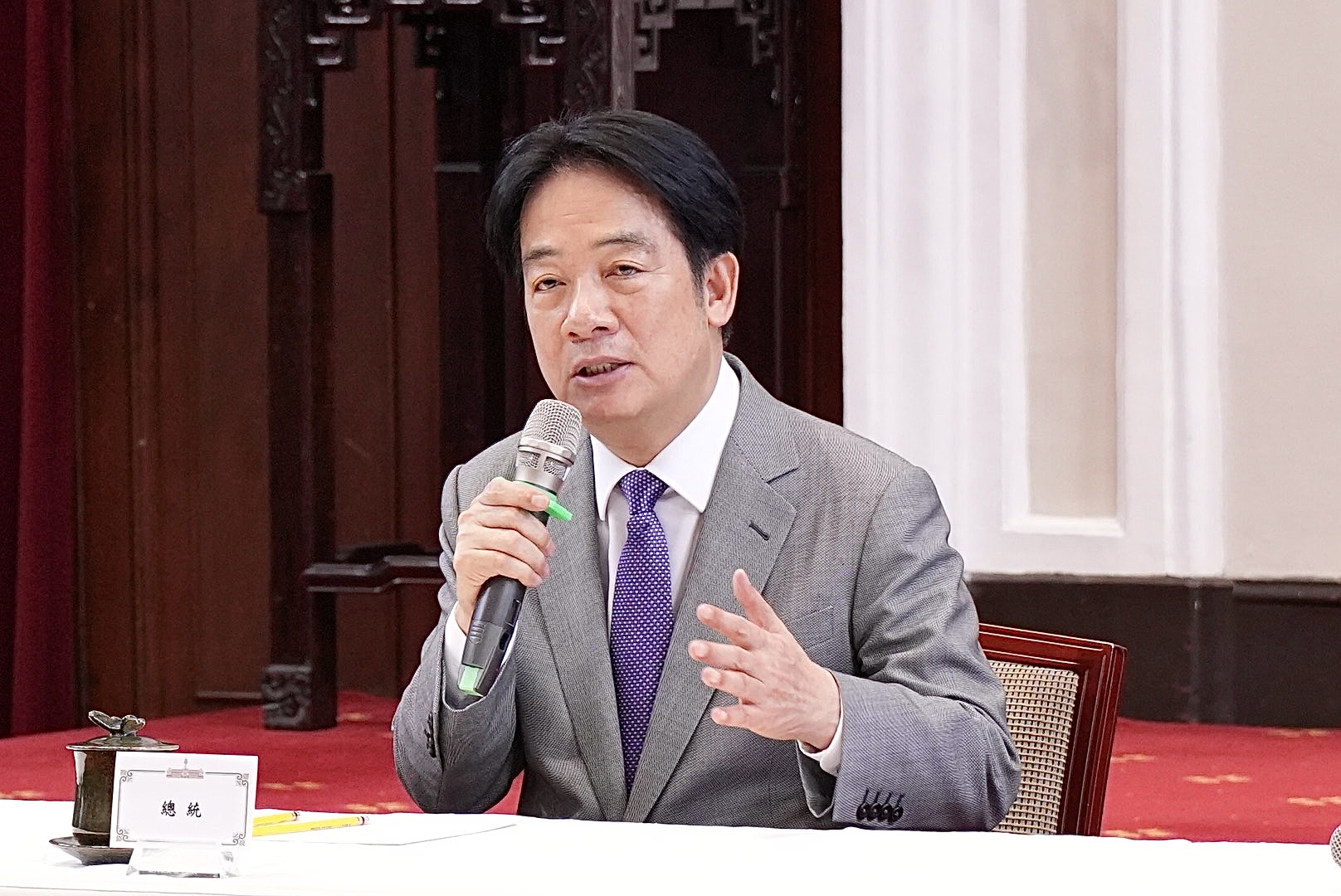 總統賴清德1日召開記者會，指目前台美所訂20%關稅是「暫時稅率」，指談判仍會繼續，但投資美國多少金額，因涉「保密協議」仍不能說。圖／記者陳思豪攝