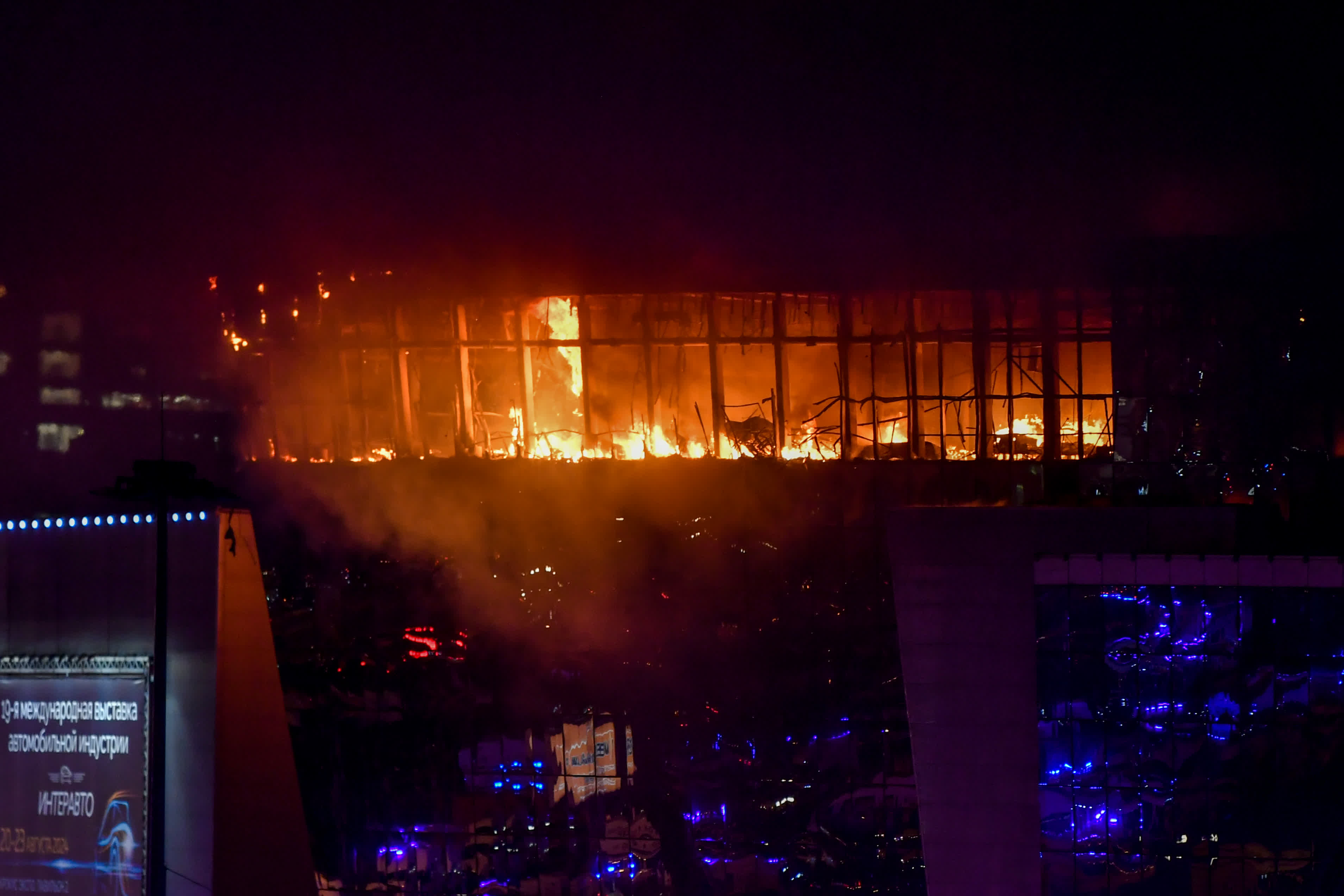 俄羅斯莫斯科近音樂廳發生恐攻事件後，引發火災。圖/取自新華社