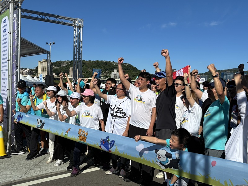 民眾黨19日舉辦「眾力加速度親子路跑」活動，民眾黨團總召黃國昌（左8）、民眾黨秘書長周榆修（左7）、民眾黨立法院黨團主任陳智菡（左10）、新北市議員陳世軒（左9）、台中市府顧問蔡壁如（左6）等人都齊聚現場和民眾互動。圖／ 中央社