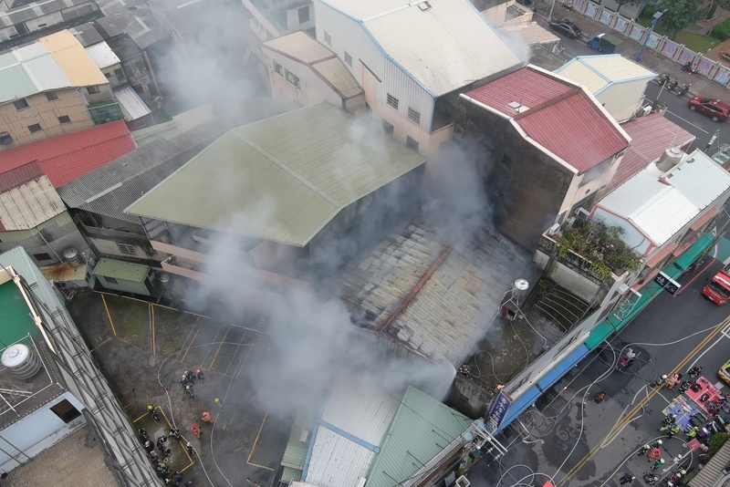 台中市豐原區博愛街民宅14日下午發生火警，消防人員趕抵拉水線灌救，並在1樓發現一名男子，身體碳化明顯死亡。 圖/中央社