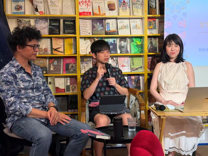 作者郭艷媚(右一)現場邀請著名作家吳鈞堯(左一)和新生代作家曹馭博(中) ,進行新書對談。圖/梅花新聞網張蔭泉攝