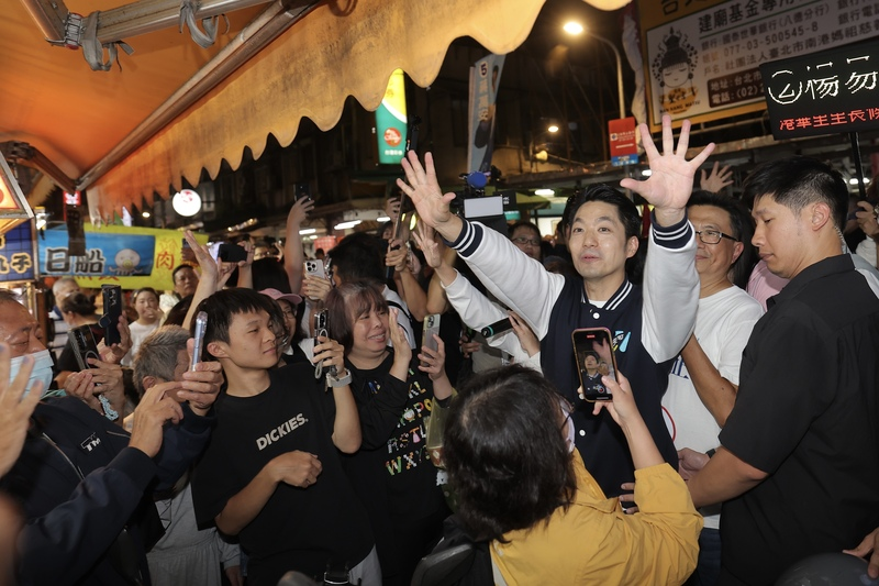 蔣萬安737夜市掃街　百公尺走10分鐘　凍蒜聲不斷　支持者擠到對街拍照