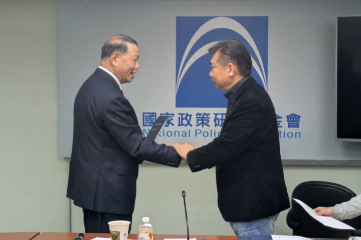 張無忌獲聘藍營國政顧問，與張顯耀致意。圖 /記者高陸攝影