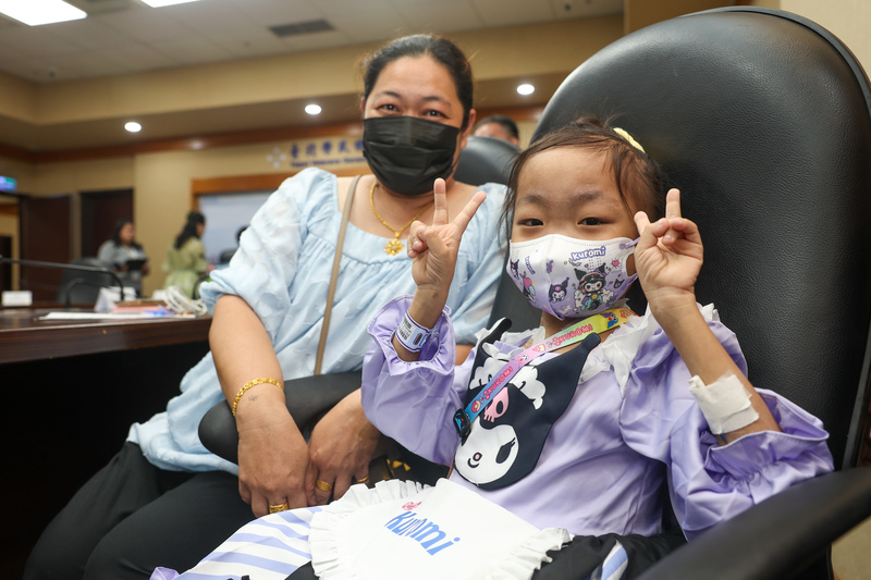 北榮腎臟移植團隊以分肝種腎方式，成功將成人腎臟移植於8歲吳小妹（右）的肝臟內，幫助她脫離洗腎人生。左為吳媽媽。圖/中央社