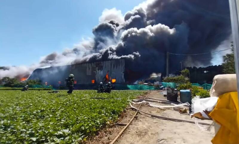 台北市社子島鐵皮工廠下午1時14分發生嚴重火警，現場竄出大量濃煙。圖/中央社