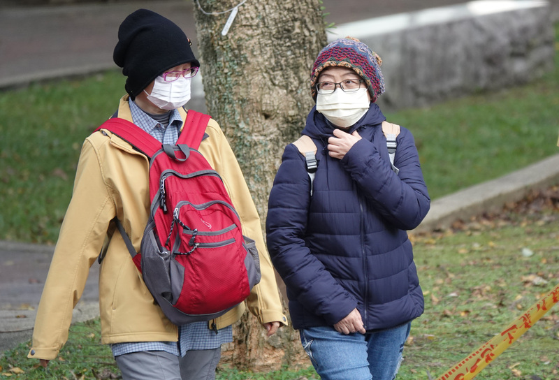 小寒將至天氣將越來越冷，外出須多加注意保暖。圖/中央社