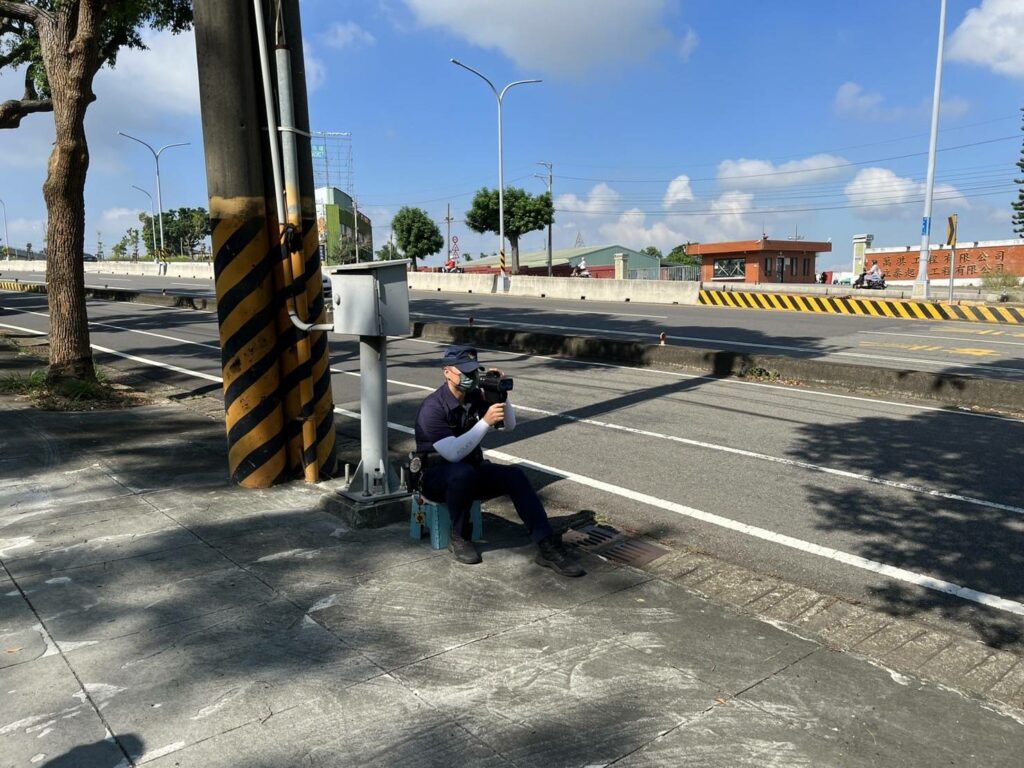 烏日警分局表示，取締超速的警員應著制服在明顯且安全的地方執法。圖/取自記者爆料網