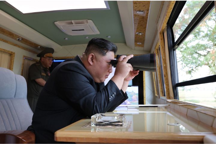 北韓領導人金正恩前往國防科學院裝甲防禦武器研究所視察。圖/取自朝中社