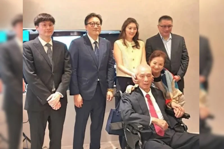 吳敦義坐輪椅現身基金會茶會！妻與4孩相伴　前幕僚：堅毅之路我們陪您一起走