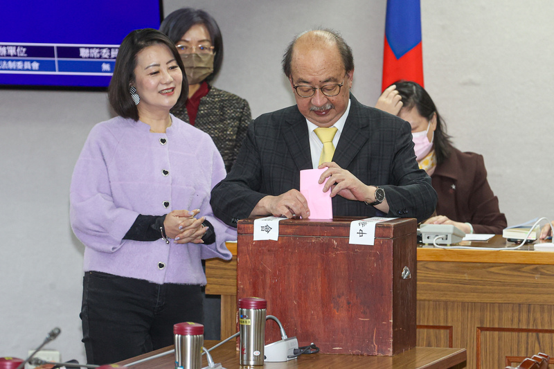 民進黨黨團幹事長吳思瑤(左)表示，努力阻擋藍白提案縮短中配入籍年限。圖/中央社