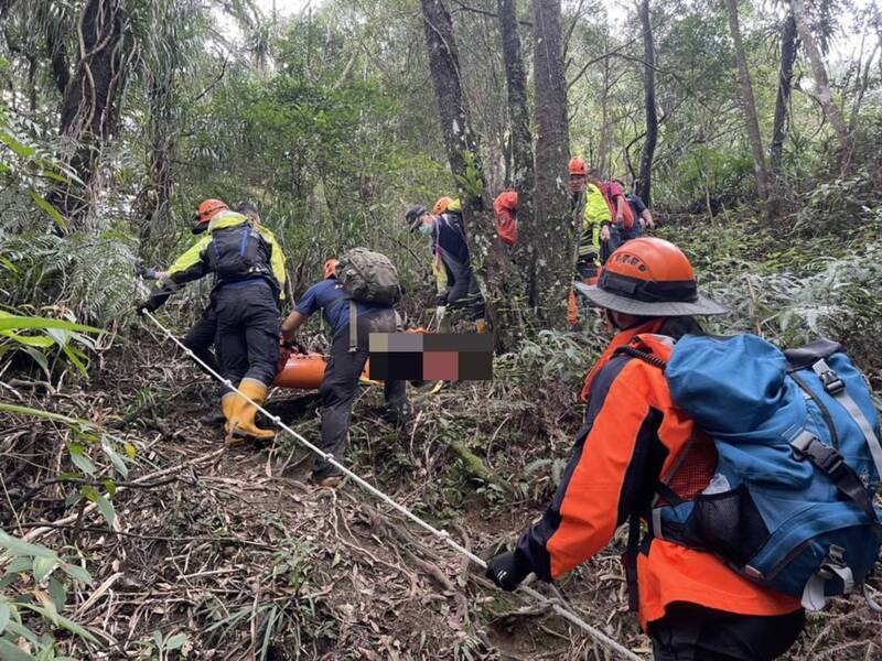 10日新北市平溪區石燭尖驚傳山難事故，男子在登山時不慎墜落山崖死亡。圖/中央社