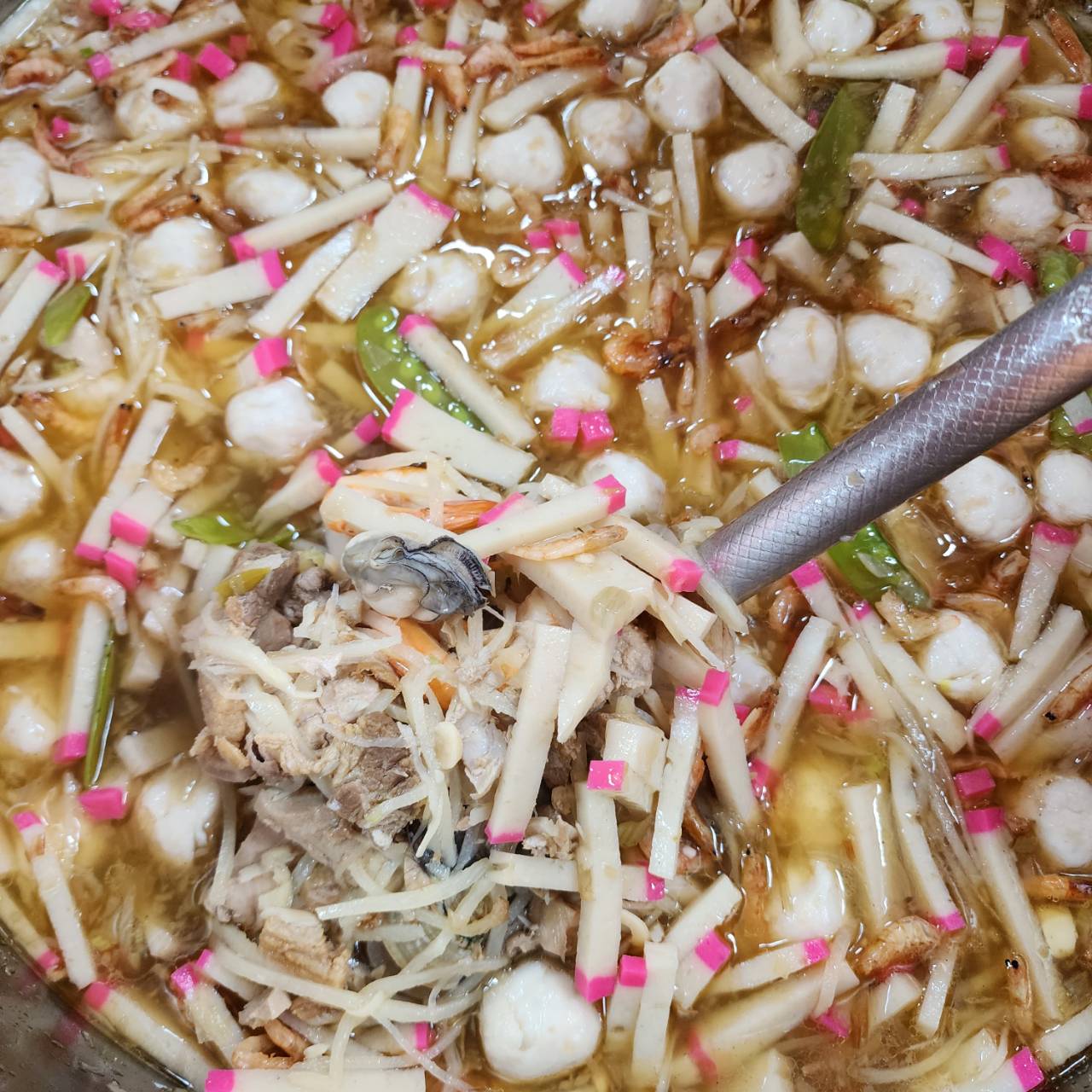 屏東著名的飯湯，滿滿的好料。圖/車友提供