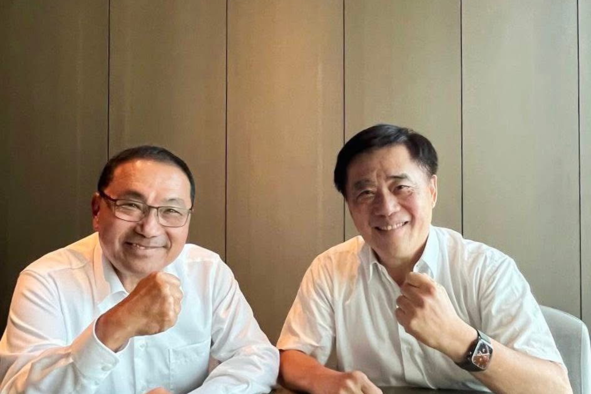 前台北市長郝龍斌（右）在臉書上貼出與新北市長侯友宜（左）的合照。圖/取自郝龍斌臉書