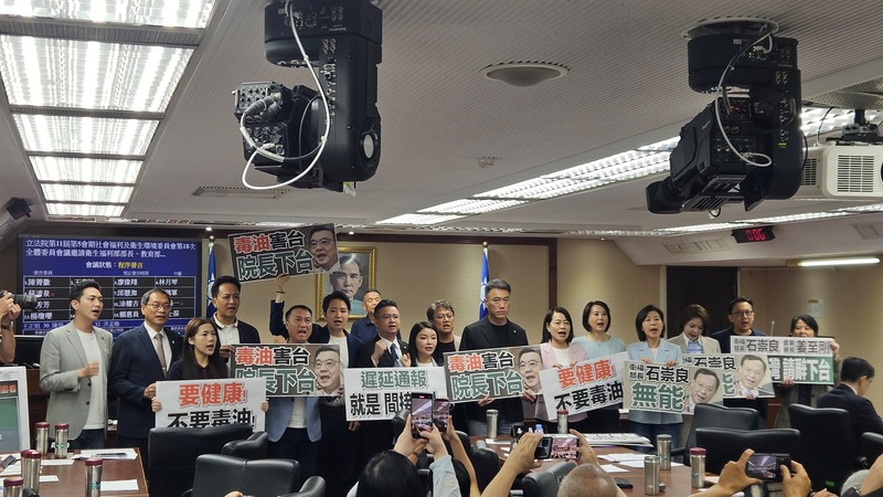 立法院社福與衛環委員會8日邀請衛生福利部長石崇良等就食安問題進行專題報告，質詢開始前多名國民黨及民眾黨立委舉牌批評石崇良無能、要求行政院長卓榮泰下台。圖/中央社