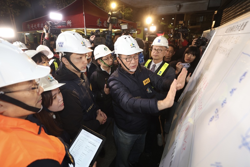 台北市長蔣萬安（前右2）與副市長李四川（前右）也趕到塌陷工地現場了解狀況。圖/中央社