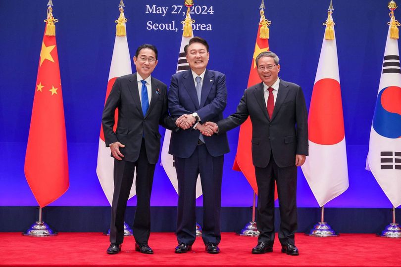 中國國務院總理李強（左）、日本首相岸田文雄（右）和韓國總統尹錫悅（中）27日共同出席峰會。圖/取自首相官邸臉書