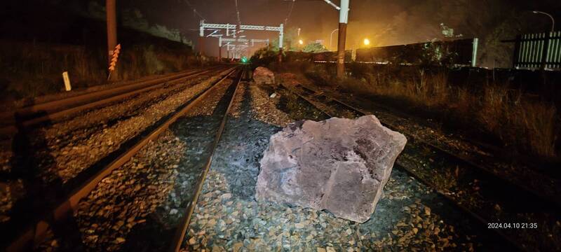 地震造成的落石橫在軌道中間，釀成列車擦撞出軌事件。圖/中央社