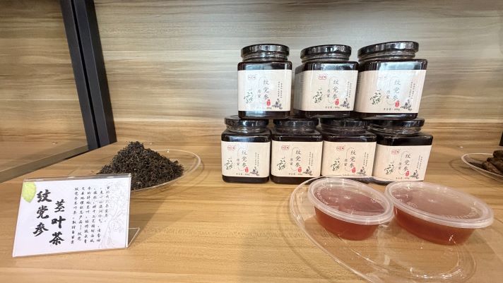 紋黨參陸續開發參茶、參膏、飲片等多元產品。圖/記者陳素貞攝