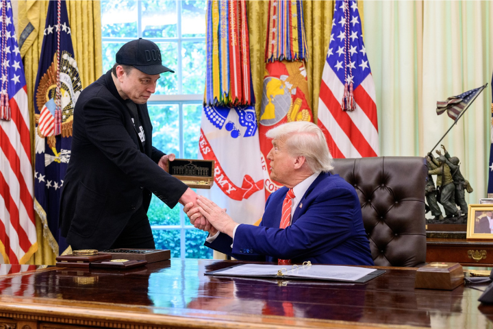 美國總統川普（右）和特斯拉執行長馬斯克（左）因「大而美法案」關係惡化。圖/取自白宮臉書