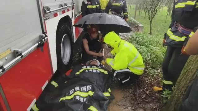 貝碧佳強颱侵襲上海，崇明區的老人被樹砸暈，消防人員趕到救援送醫。圖／取自崇明消防局