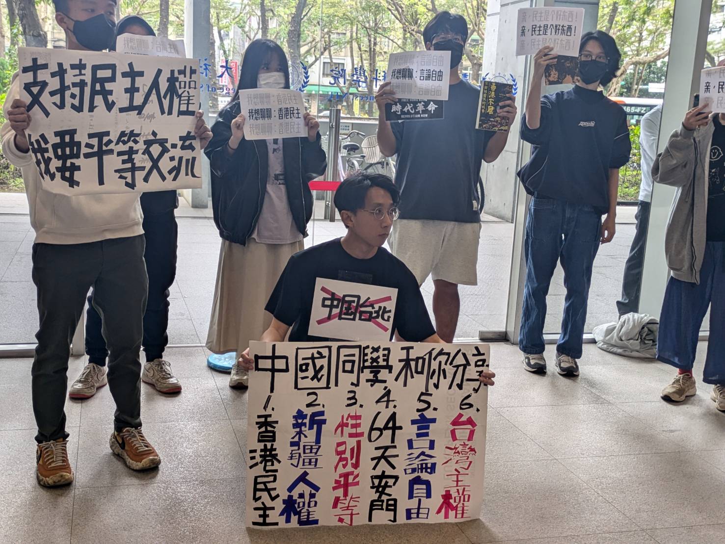 台大學生抗議大陸人權問題，引起現場混亂。圖/記者高陸攝