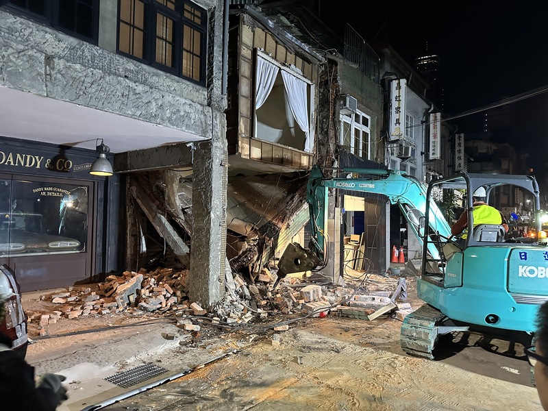 大安區文昌街一棟屋齡50年的建物突然崩塌。圖/中央社