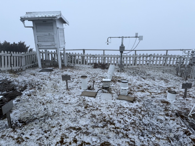 今天清晨玉山低溫來到0.3度，測站出現雨夾冰霰的景觀。圖/中央社