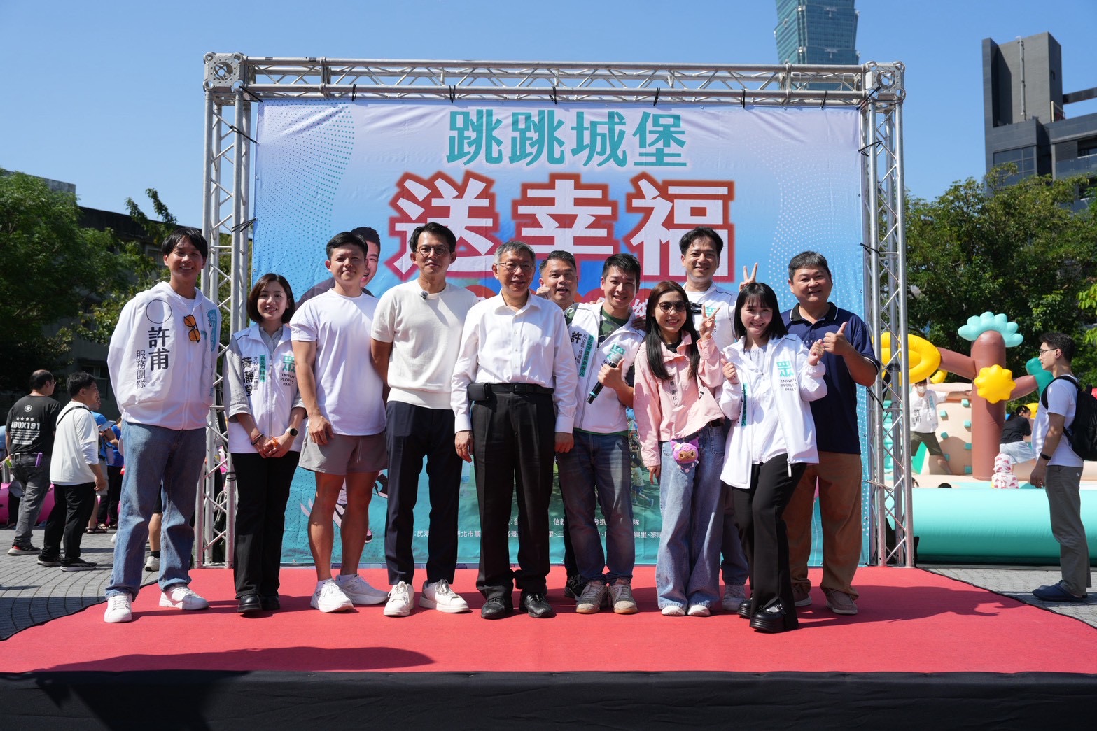 民眾黨主席黃國昌（左四）與創黨主席柯文哲（左五）26日皆出席自家議員參選人許甫的親子活動。圖/民眾黨提供