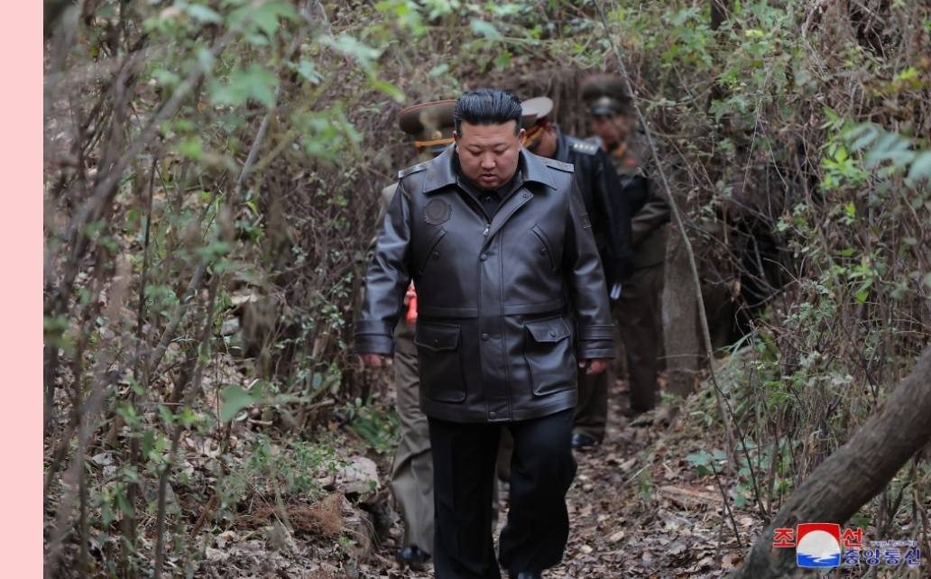 朝中社10月23日公布北韓領導人金正恩帶頭爬坡視察戰略飛彈基地的照片。圖/取自朝中社