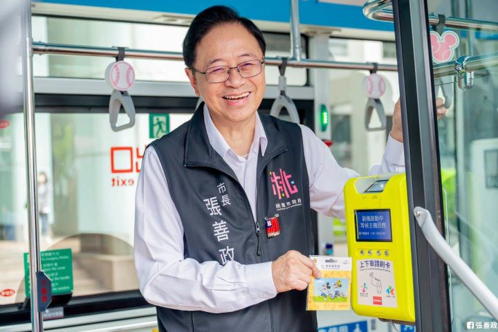 桃園市長張善政推動大客車駕駛「受訓即就業」以及「桃小巴」來紓解駕駛荒。圖/取自張善政臉書