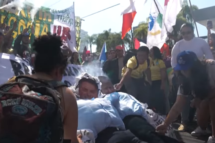 不滿美國藉高關稅干涉內政　巴西全國爆發抗議街頭焚燒川普人偶
