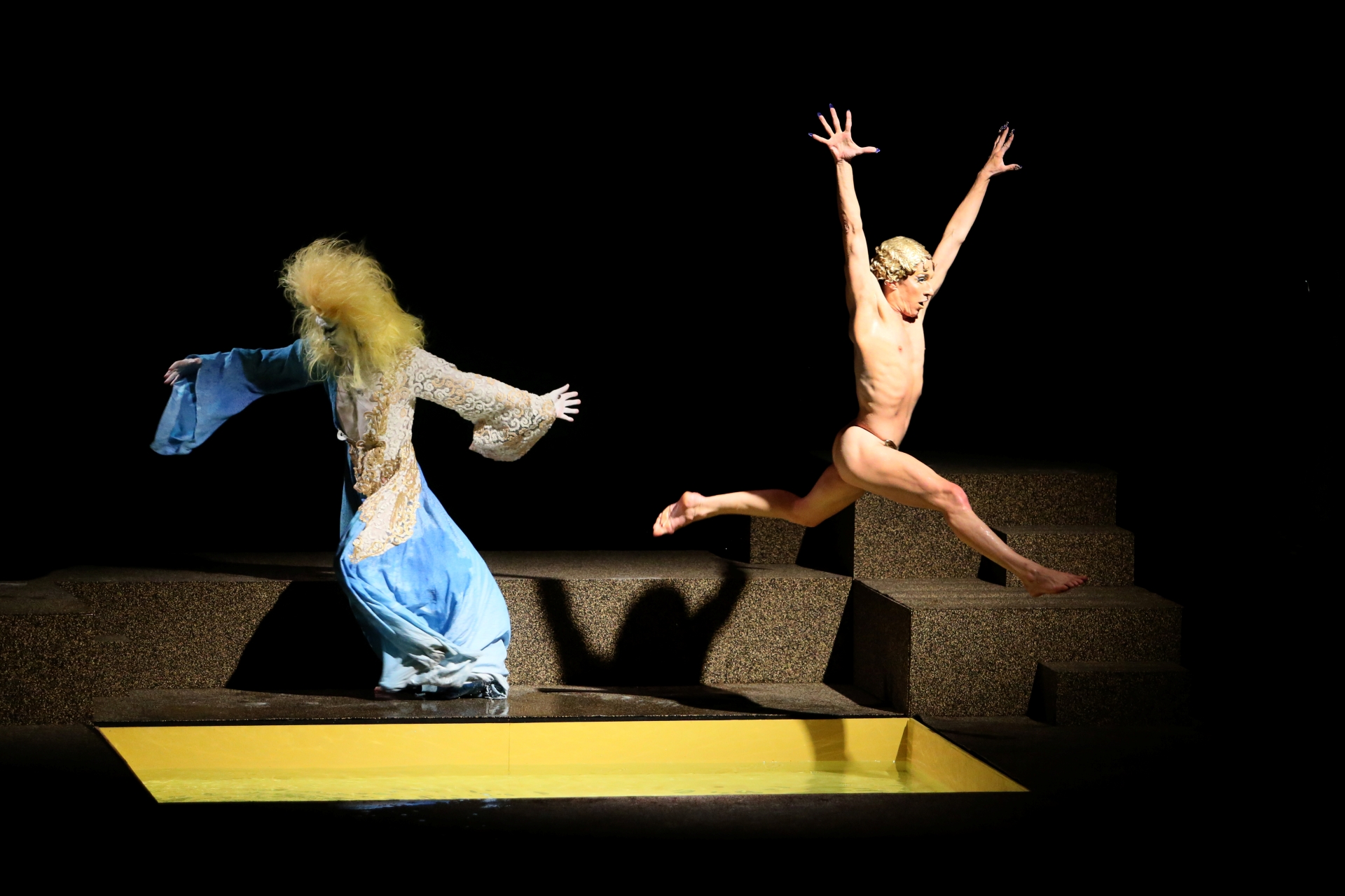 日本舞踏團大駱駝艦舞踏團麿赤兒（Akaji Maro）與法國當代編舞家馮莎・夏紐（François Chaignaud）將於8/17、18日攜手演出《黃金雨》圖/北藝中心提供， 攝影：川島浩之Hiroyuki Kawashima
