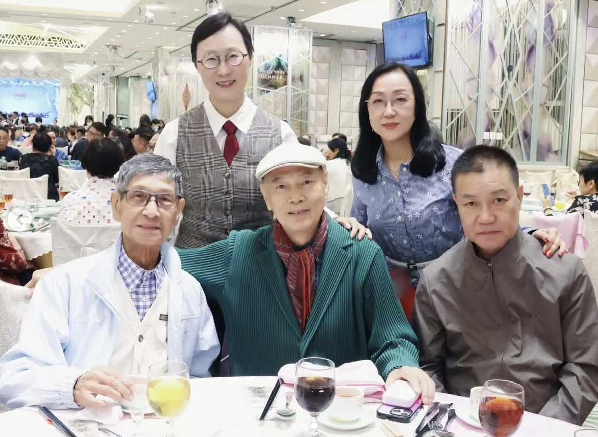 羅家英（前排中）30日凌晨悲慟發文悼念恩師劉洵（前排左1）。圖/取自羅家英IG