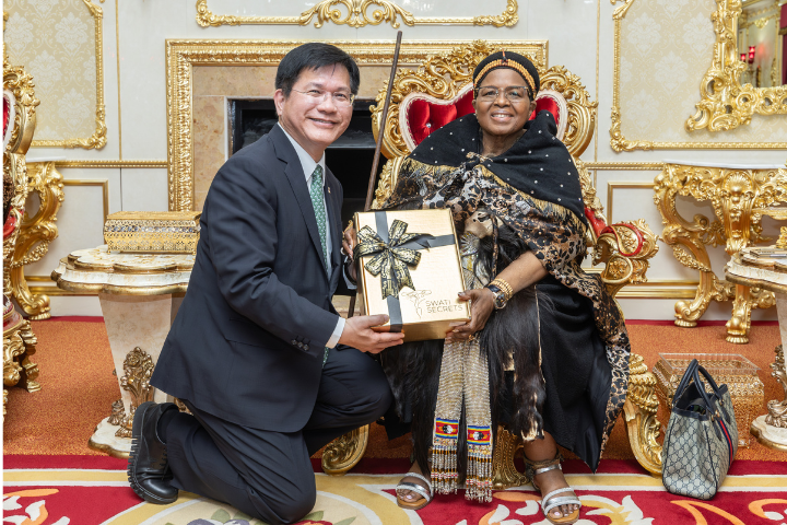 我國官員「蹲跪姿」接贈禮挨批喪權辱國。圖/取自總統府官方Flickr
