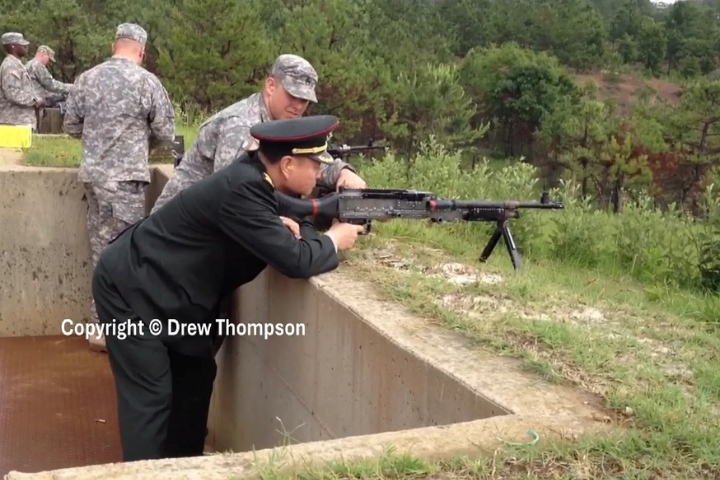 2012年訪美期間，張又俠前往本寧堡（Fort Benning）時，親自試射了M240機槍。圖／取自取自Drew Thompson（唐安竹）Substack頻道