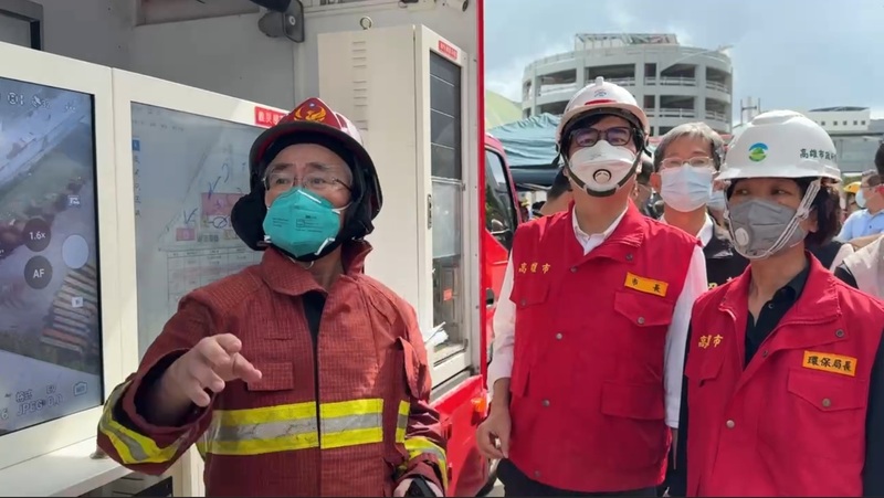 高雄市小港區三元能源公司鋰電池工廠14日火警，高雄市長陳其邁（前中）到場關切。（高雄市政府提供）圖／中央社